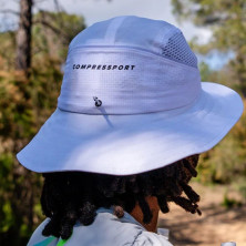 Gorra running Compressport Stayfresh Ice Bob White visera larga detrás