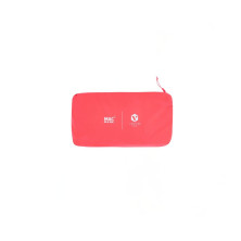 Chaqueta impermeable Mac in Sac Ultralite mujer Neon Watermelon plegada en su propio bolsillo derecho