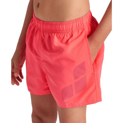 Bañador de playa niño Arena Short Logo R junior rosa coral y logo morado con cinturilla elástica y bolsillo