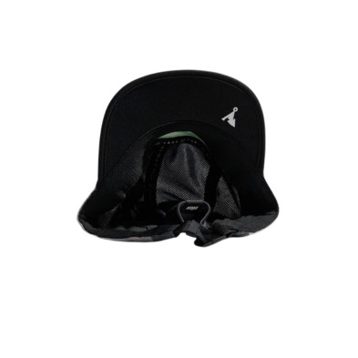 Gorra Running Vaga Club Cap Light Grey/ Mid Grey/ Black  visera corta Vaga con núcleo de EVA