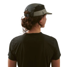 Gorra Running Vaga Club Cap gris correa ajustable en la parte trasera que sirve para poder sacar la coleta