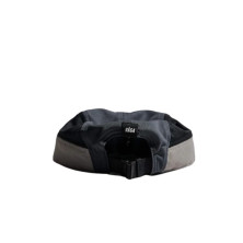 Gorra Running Vaga Club Cap Light Grey/ Mid Grey/ Black unisex ajuste trasero