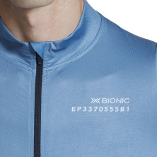 Maillot manga corta XBionic Corefusion Ride hombre Slate Blue detalle logo en el pecho
