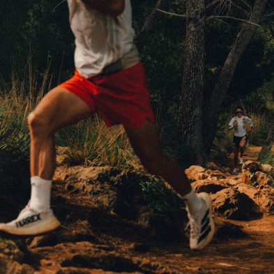 Zapatillas Adidas Terrex Agravic SL hombre Cloud White/ Core Black/ Cloud White zapatillas de trail en acción