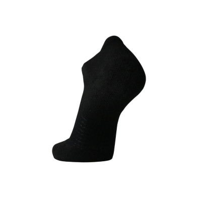 Calcetines Brooks Ghost No Show Black invisibles, con la parte tasera más alta para que no se escurran en la zapatilla