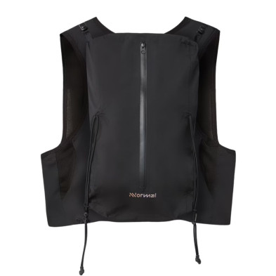 Chaleco running Nnormal Modular Trail Vest negro con la bolsa impermeable extraíble puesta
