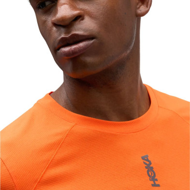 Camiseta manga corta Hoka EveryRun hombre Electric Tangerine detalle logo