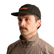 Gorra running Celer Beta Black color discreto y funcional