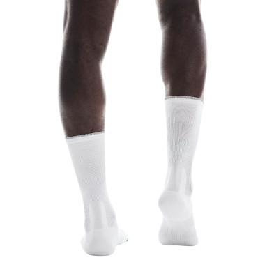 Calcetines On Running Elite Run Sock High White/ Ivory perfectos para carreras largas