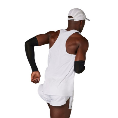 Camiseta tirantes Adidas Adizero Essentials Singlet hombre White espalda con tirante único, corte olímpico