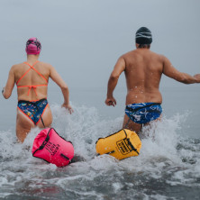 Boya de seguridad Buddyswim Drybag agua abiertas CSW 20L Amarillo proporciona visibilidad