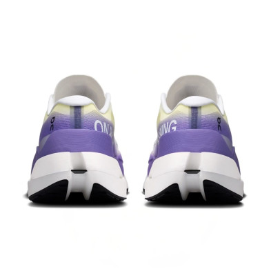 Zapatillas On Running Cloudboom Max mujer White Juniper Protección en el talón para más confort en distancias largas
