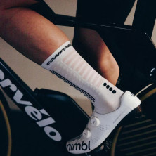 Calcetines Compressport Aero socks 2.0 White/ Black diseñados para cicllismo y triatlón