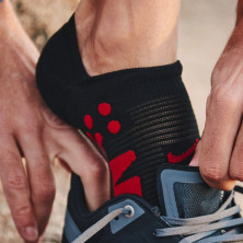 Calcetines Compressport No Show Socks Black Red muy ligeros y minimalistas
