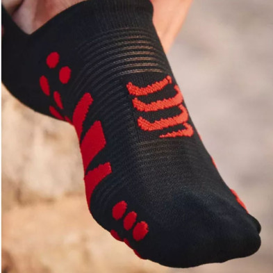 Calcetines Compressport No Show Socks negro rojo transpirabilidad y termorregulación