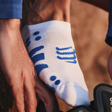 Calcetines Compressport No Show Socks White Blue muy ligeros y minimalistas