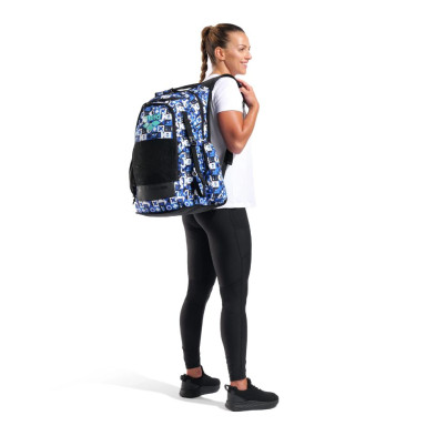 Mochila Arena All Set Backpack 45 Pieces combina funcionalidad, comodidad y un diseño práctico y deportivo