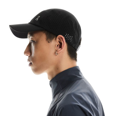 Gorra On Running Lightweight Cap Black paneles laterales microperforados
