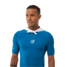 Bandana refrigerante Compressport Stayfresh Ice White se ata alrededor del cuello y es muy suave