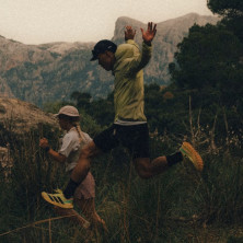 Zapatillas Adidas Terrex Agravic SL hombre Frozen Lemon Core Black Pulse Mint zapatillas de trail en acción